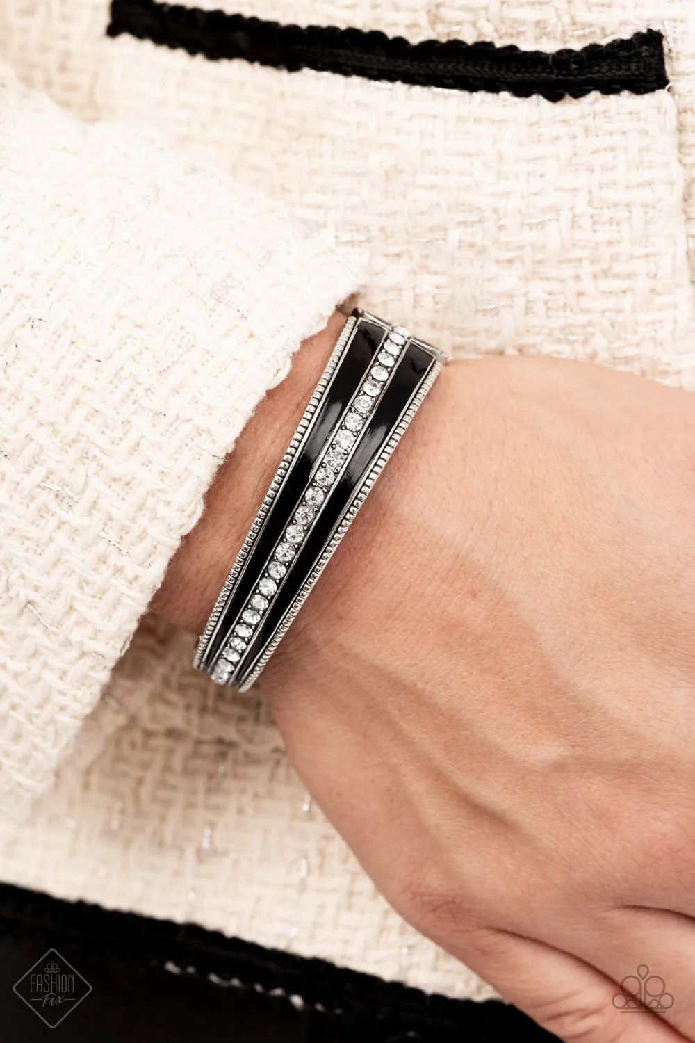 Black Bracelet - Exquisitely Empirical: Get the Trendiest Accessory Now!