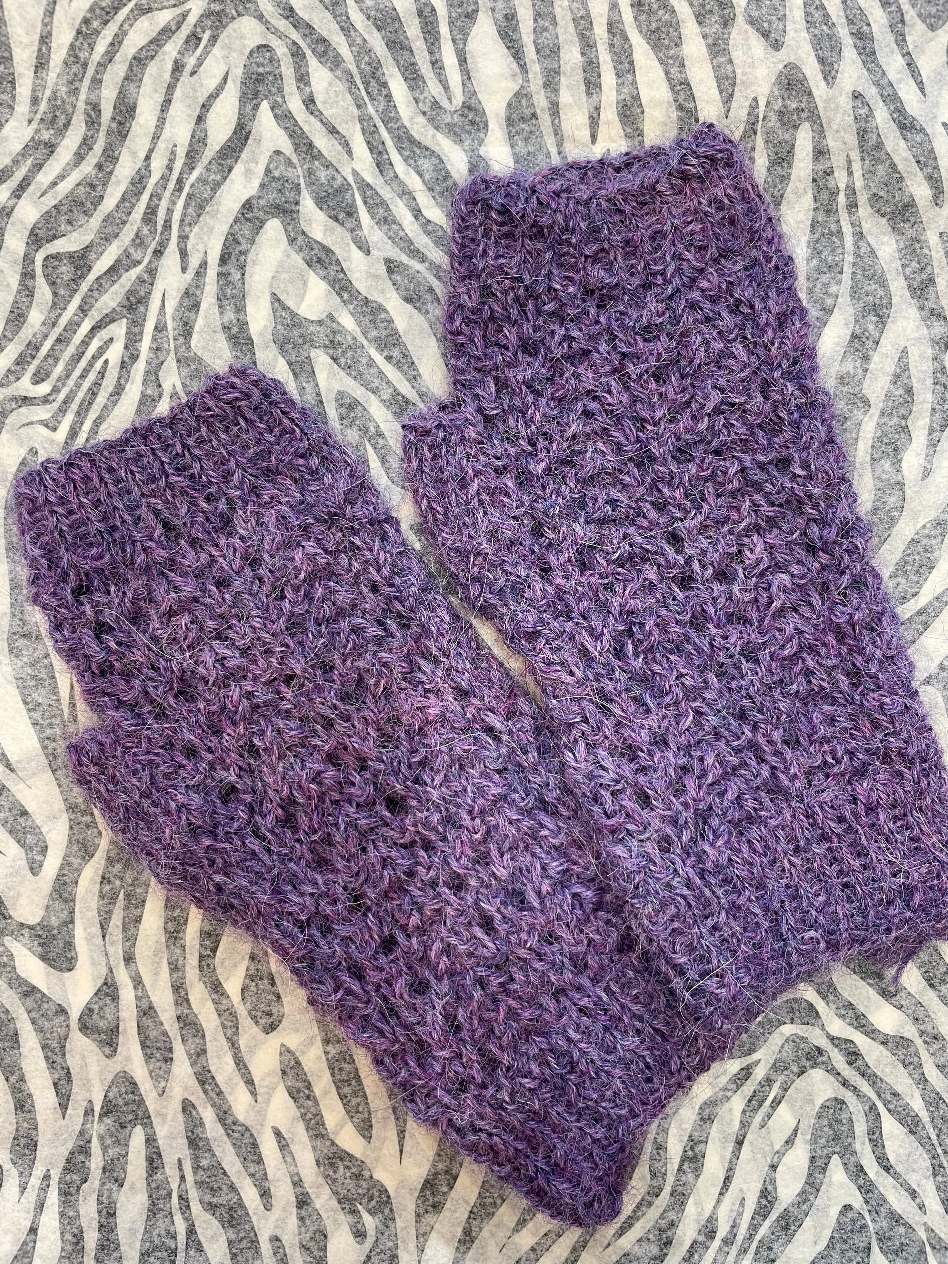 Gotland Violet fingerless gloves